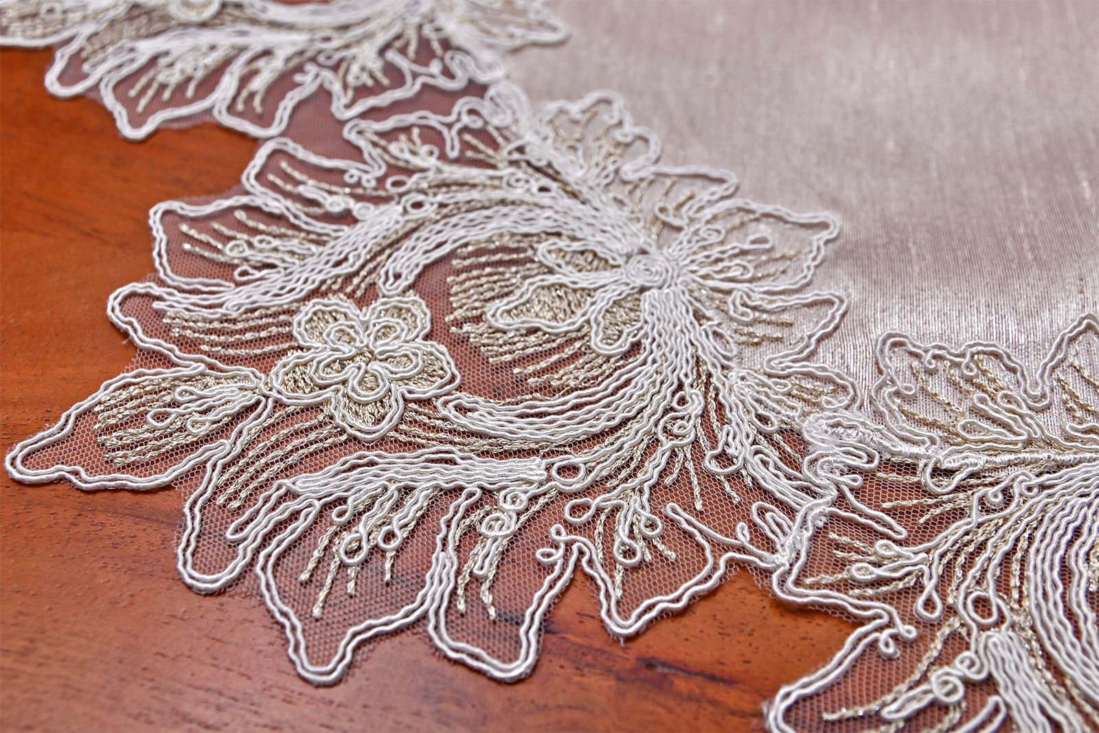 Taj Mahal Lüx  asztali futó, kapucsínó selyem, arany színű csipkével 55x160 cm